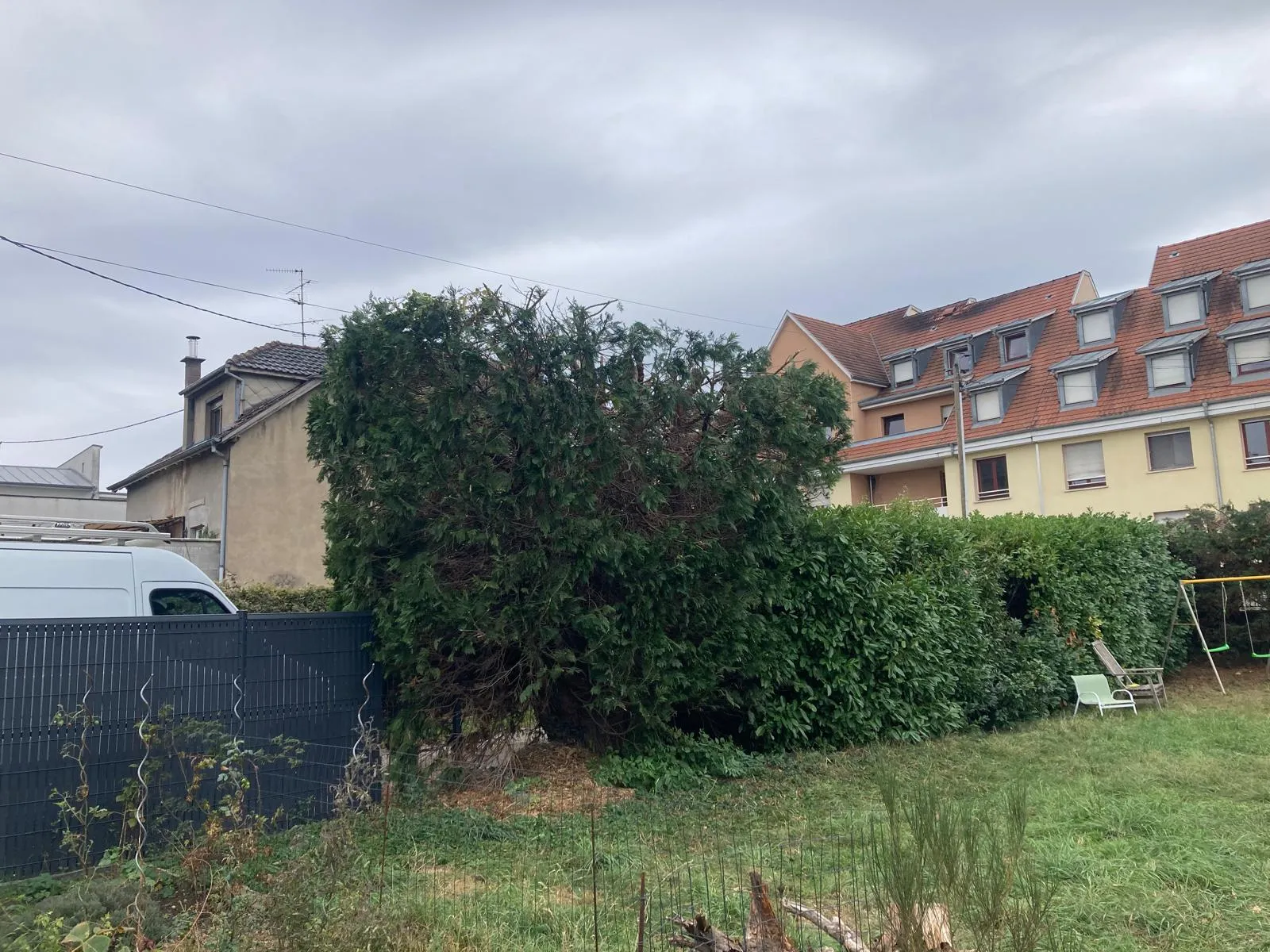 Pendant les travaux de rabattage de haie à Soultz par Noé Espaces Verts